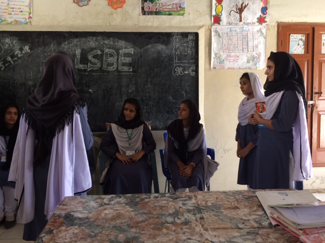 Meisjes naar school in Pakistan.JPG