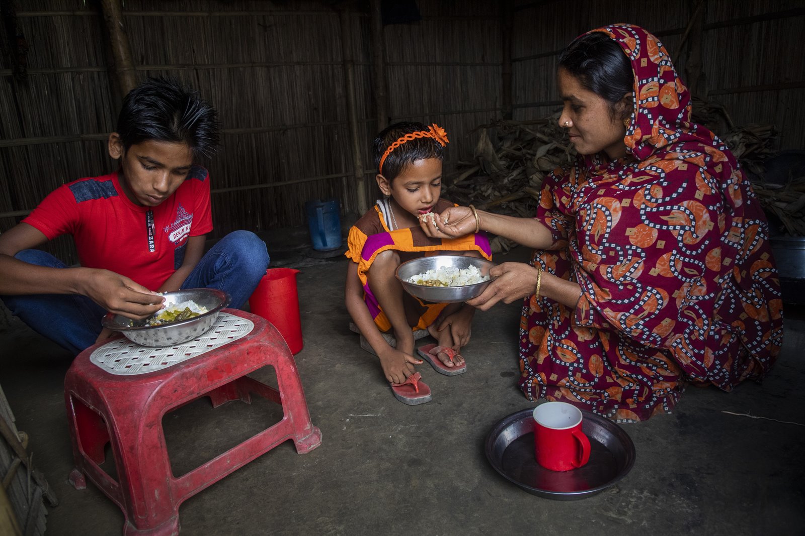 Mosammat Rupali Begum - Bangladesh - voedt haar kinderen / corona respons
