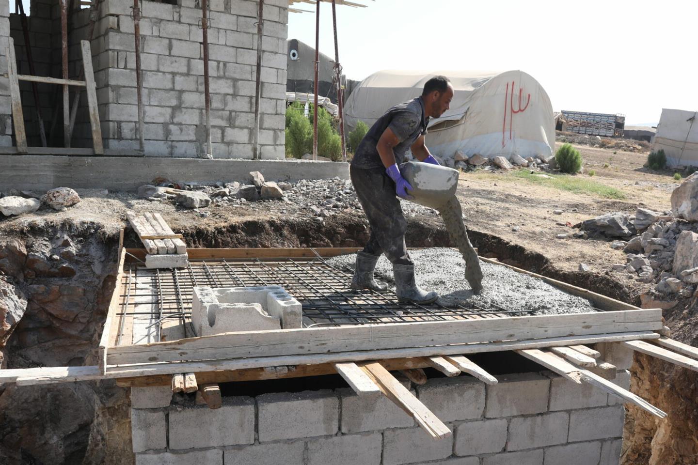 Noodtoiletten, rioleringssystemen en handwasstations worden geïnstalleerd in Noord West Syrië