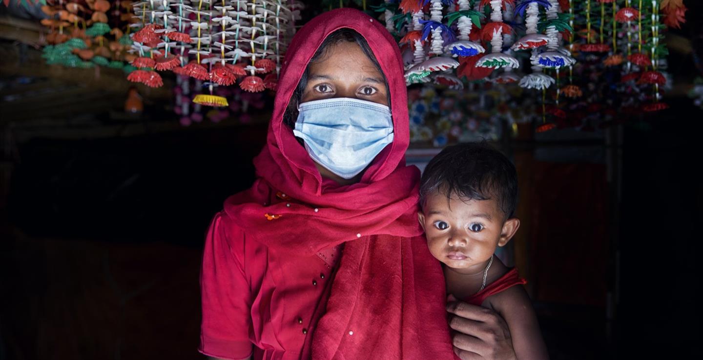 Nurjahan uit Bangladesh met haar zoontje op haar arm