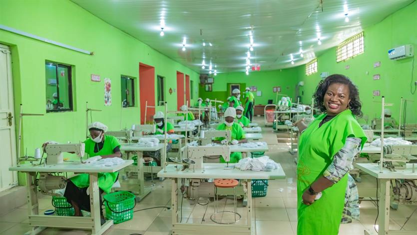 Olivia met haar werknemers in de fabriekshal. PadUp Creations heeft  meer dan 100 werknemers in dienst, zowel mannen als vrouwen.
