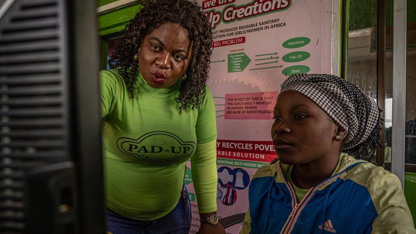 Vrouwen krijgen extra kansen om opgeleid te worden binnen het bedrijf.