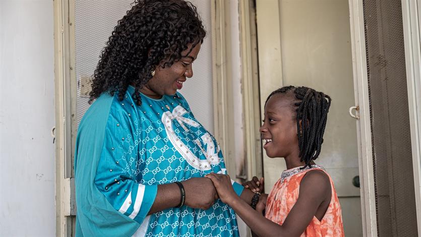 Olivia heeft een onderonsje met haar dochter.
