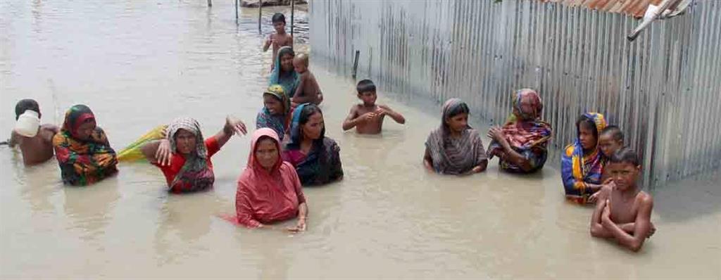 Overstroming Azie 2017 vrouwen in water