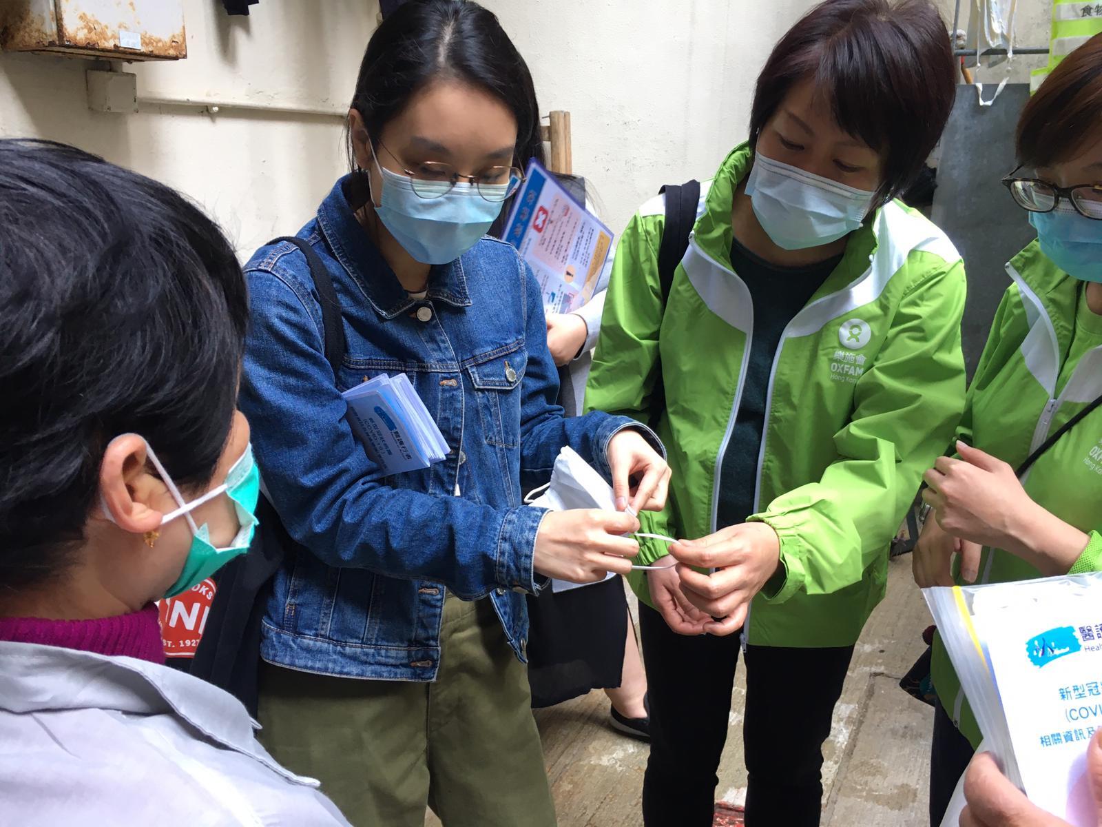 Oxfam distribueert mondkapjes aan schoonmakers in Hong Kong vnwege de corona crisis