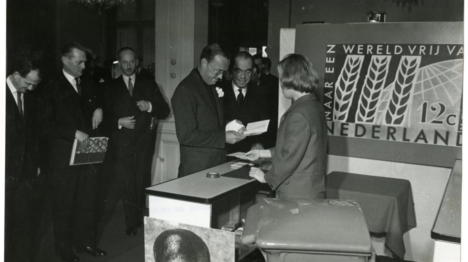 Prins Bernhard koopt in 1963 de eerste zegel van de Anti-Honger-Actie