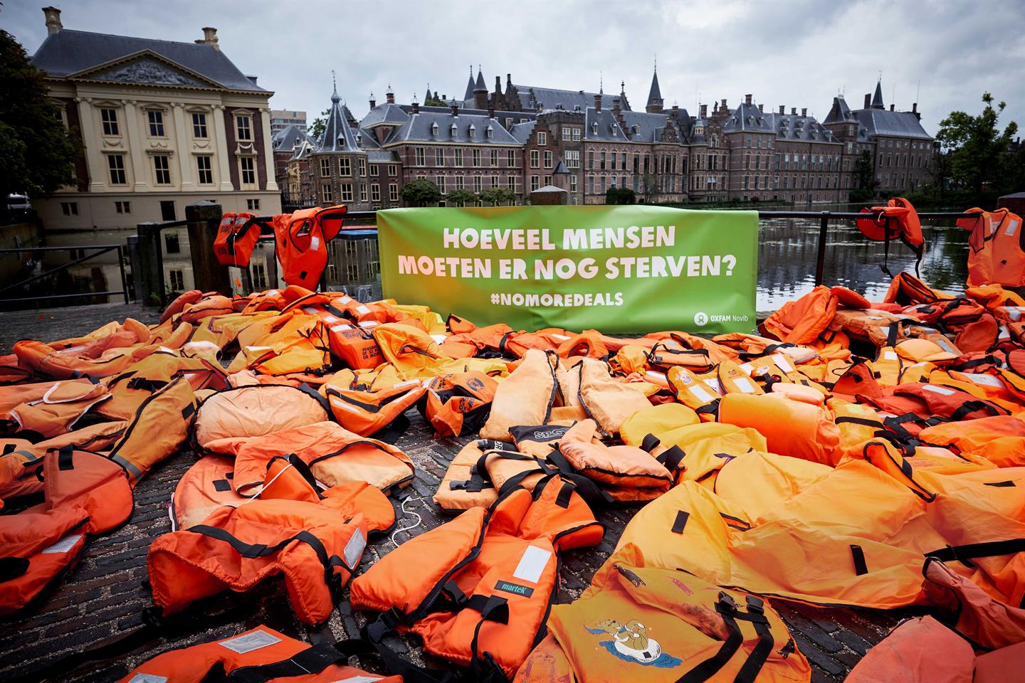 Oxfam Novib foto-actie met 200 reddingsvesten en oproep aan onderhandelaars om ook veilige routes voor vluchtelingen naar Europa onderdeel te maken bij het formeren van een nieuwe regering. 