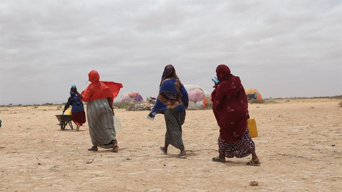 Oxfam-Novib-Somalie-droogte-OGB_113853_Women collecting clean water_Dustin-Barter-Oxfam