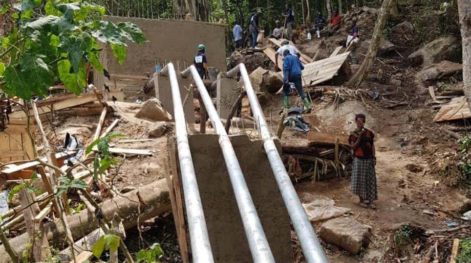 Oxfam truck met buizen