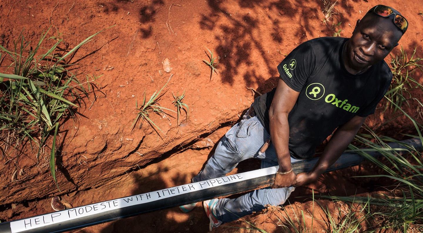 Ingenieurs van Oxfam bouwen in D comgo een waterleiding van 95 km.