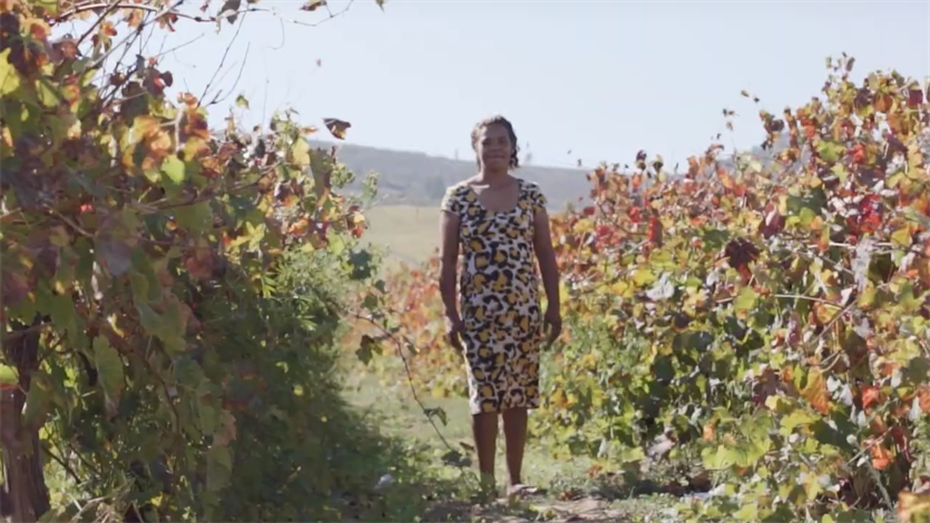 Charmaine King werkt in een wijngaard in Stellenbosch.