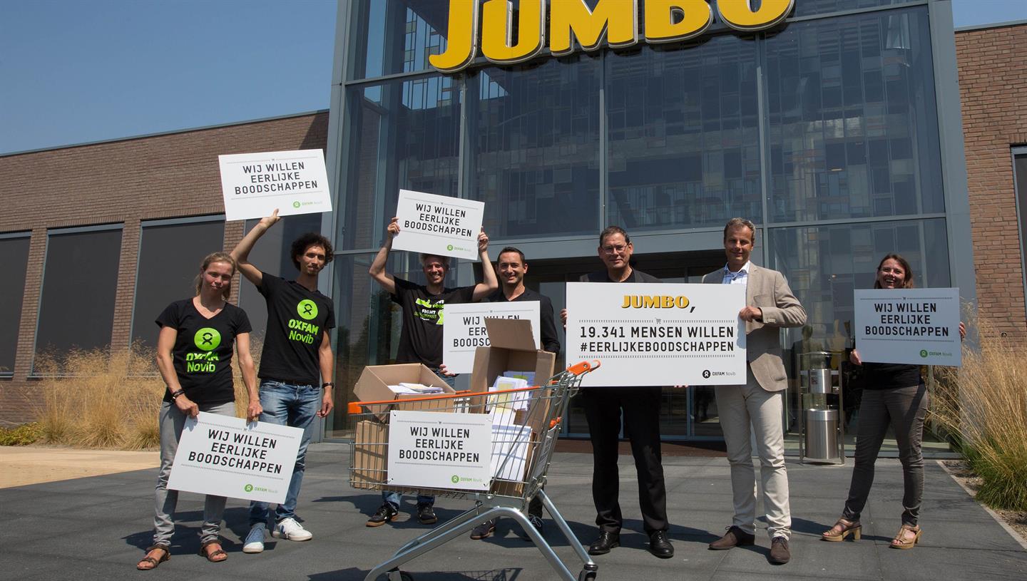 Jumbo neemt de petitie voor eerlijke boodschappen in ontvangst