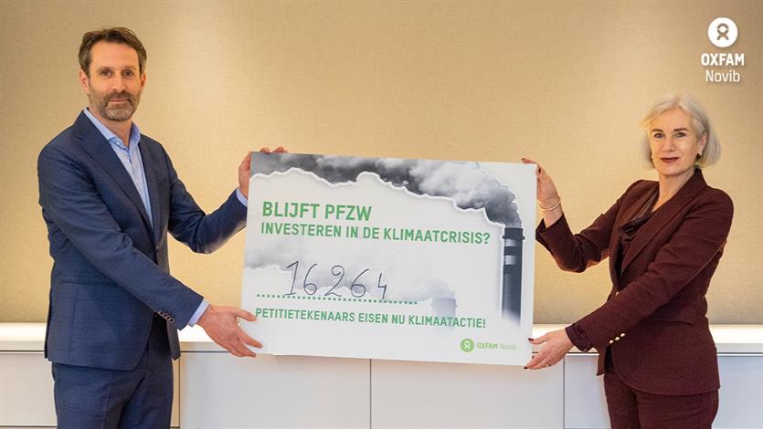 Gewapend met ruim 16.000 handtekeningen stond onze directeur Michiel Servaes eind 2021 op de stoep bij Pensioenfonds Zorg en Welzijn. De eis: stop ons geld niet in vervuiling!
