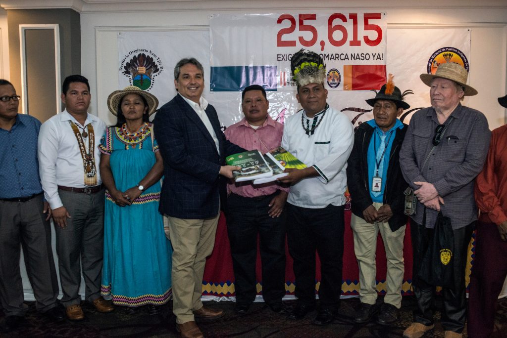 Petitieoverhandiging Land Rights now Panama