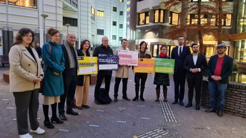 In november 2023 boden we samen met andere organisaties meer dan 200.000 handtekeningen aan de Tweede Kamer aan. Het doel: een einde maken aan het geweld tegen onschuldige burgers in Israël en Gaza.