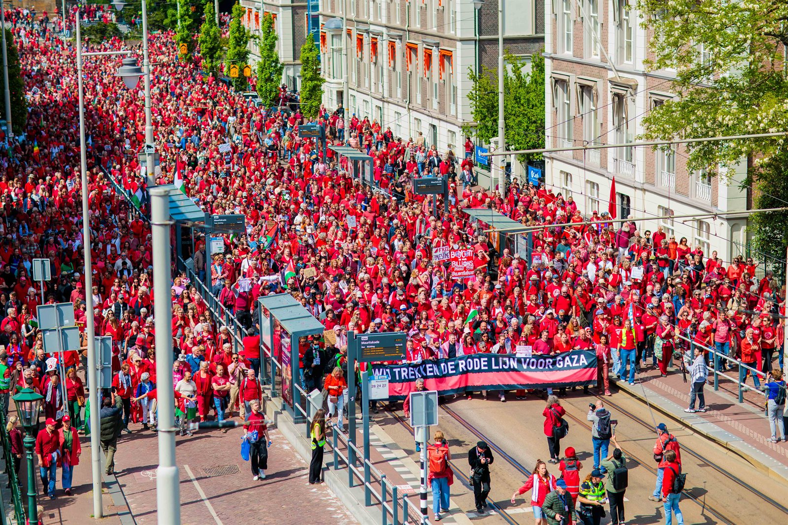 Rode Lijn demonstratie Den Haag 18 mei 2025.jpg