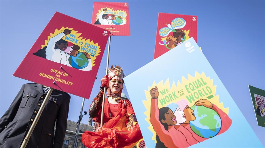 Kleurrijke protestenborden voor gendergelijkheid