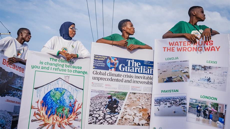 Demonstraten houden protestborden vast over klimaatverandering