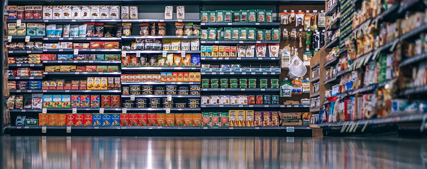 Volle schappen in de supermarkt