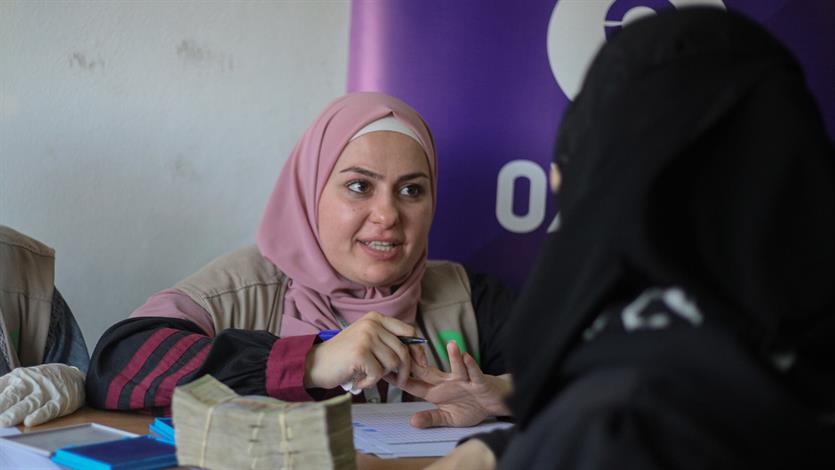 Door oorlog en aardbeving getroffen families in Aleppo ontvangen geld, zodat zij kunnen kopen wat zij echt nodig hebben.