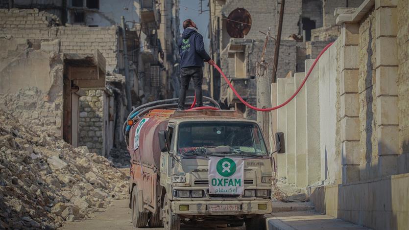 Een watertank levert water aan een opvanghuis in Aleppo, Syrië