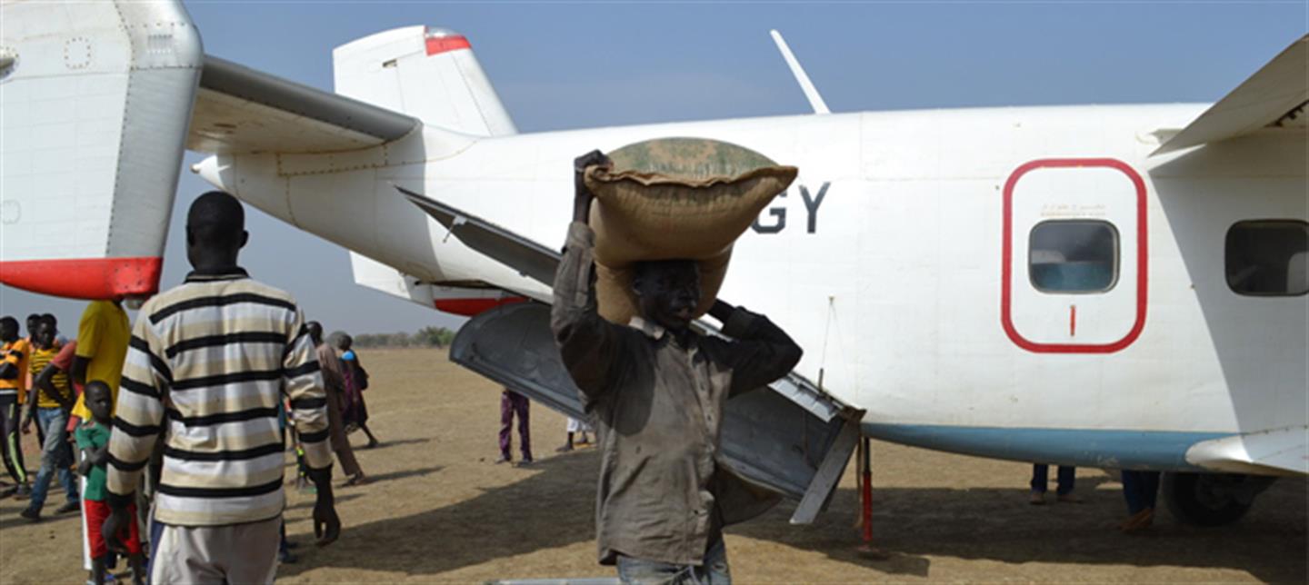 Ter ondersteuning van het WFP Food Programma levert Oxfam voedsel via vliegtuigen
