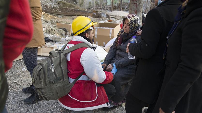 Hulpverleners vangen slachtoffers op van de aardbeving in Turkije