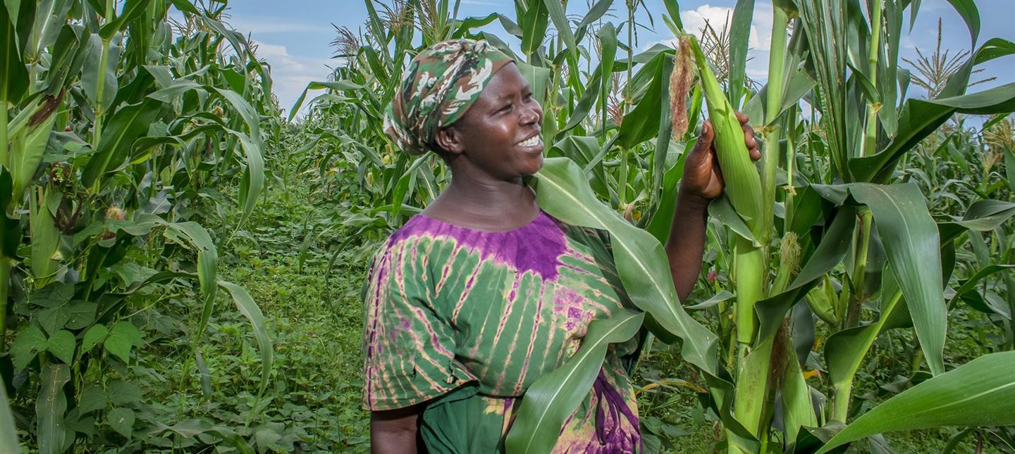Boerin Hellen staat in een groen veld en kijkt glimlachend naar haar gewassen