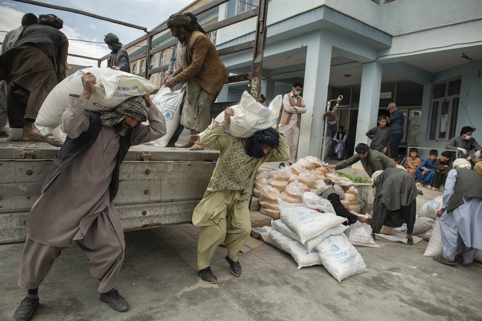 voedselpakketten uitdelen in Afghanistan - corona respons