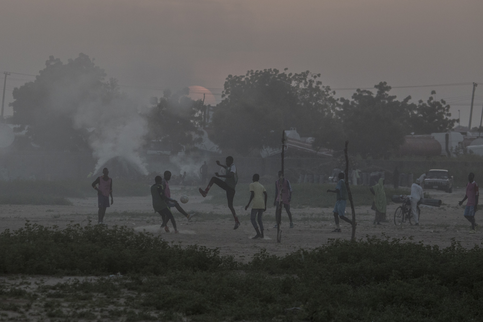 Kinderen voetballen in Noordoost-Nigeria