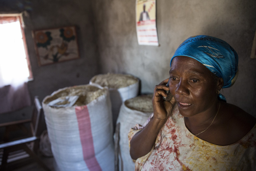 Vrouw doet telefonisch zaken in Congo
