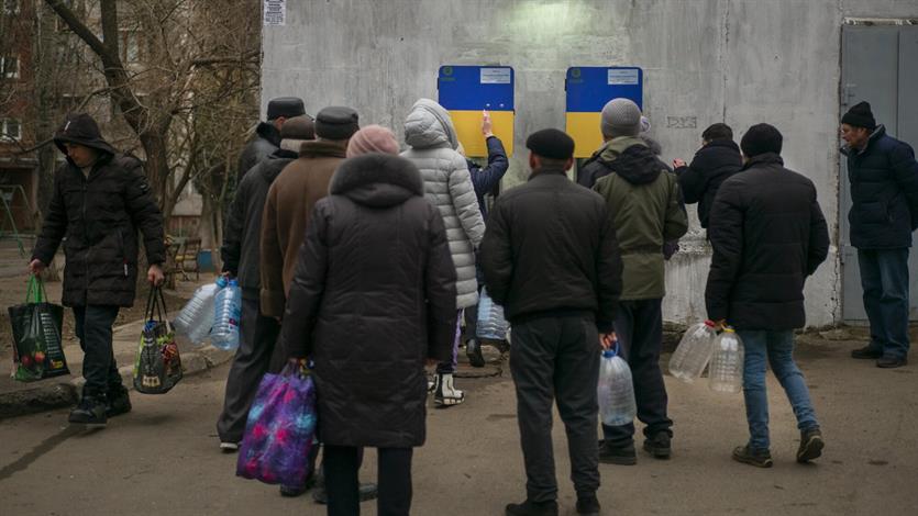 Mensen staan in de rij bij waterpunten in Oekraïne